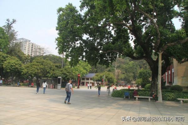 參觀綠樹環繞的中山紀念堂,從西側廣場開始,可以看到迷人的側顏 參觀綠樹環繞的中山紀念堂,從西側廣場開始,可以看到迷人的側顏