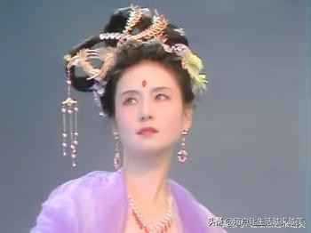 陳妍希一襲露肩長裙仙氣飄飄