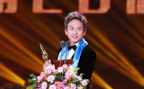 鄧超：把丈母孃當成親媽孝順，街頭混子改邪歸正，登上人生巔峰