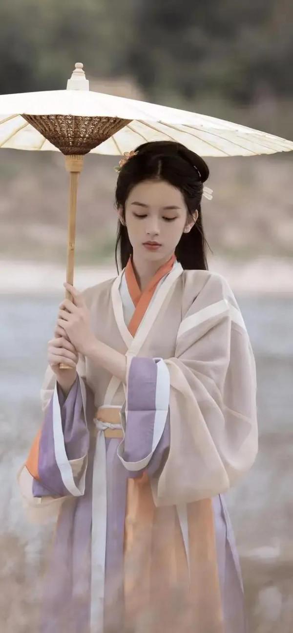 當週也和Angelababy同時撐傘，你認為誰更美？