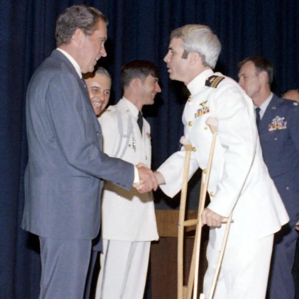 越南老兵麥凱恩:被活捉後卻立跪石像,死後還被越南稱為友人? 越南老兵麥凱恩:被活捉後卻立跪石像,死後還被越南稱為友人?