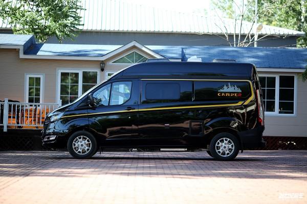 不懼限高！美女初體驗高度只有2米4的宇通福特B型房車