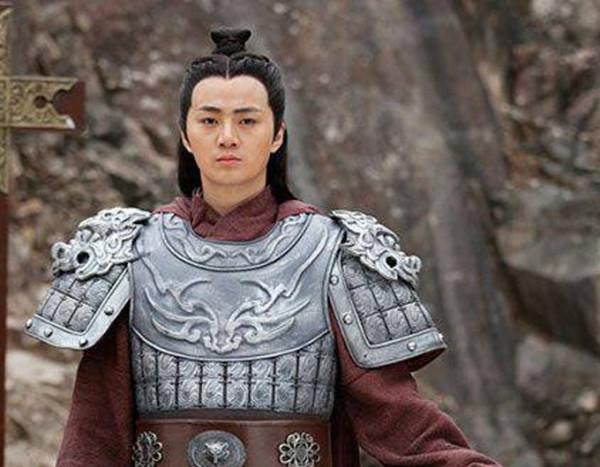 隋朝著名大將，一刀砍下了李元霸的頭，天生雙瞳被隋煬帝忌憚