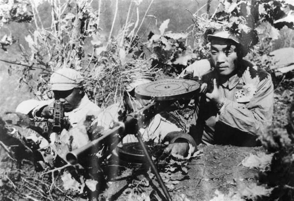 英軍擲煙霧彈,躲煙霧裡衝鋒,志願軍戰士大笑:怕我們打不到麼? 英軍擲煙霧彈,躲煙霧裡衝鋒,志願軍戰士大笑:怕我們打不到麼?