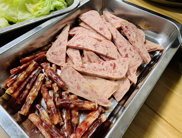 同學請客吃飯，清水火鍋吃著真解饞，有朋友說：下次還是去飯店吧