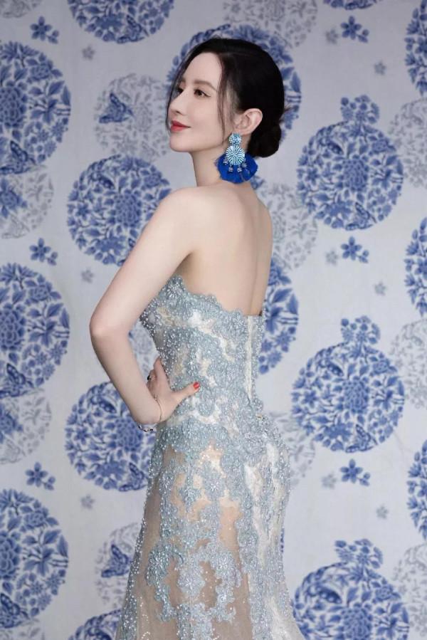 女星張萌之傳統青花套裝