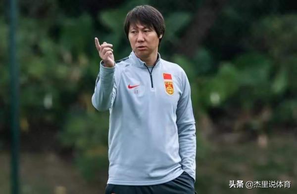 國足教練李鐵做出爭議決定,世界盃出線機會渺茫,遭球迷質疑 國足教練李鐵做出爭議決定,世界盃出線機會渺茫,遭球迷質疑