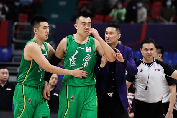 體壇聯播｜遼籃廣東衝突不斷3人驅逐，李春江馬布裡場邊對罵
