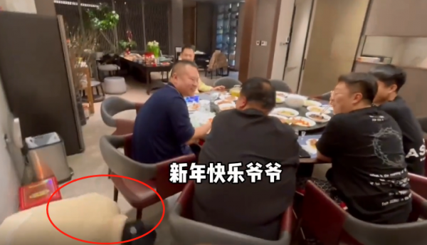 孫越岳雲鵬私下喝酒聚會！小輩下跪磕頭拜年，拿收款碼討要紅包