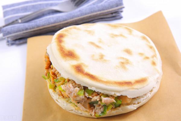 夏天麵粉別再蒸饅頭了，1次發酵製成小餅，暄軟不硬，加肉更好吃