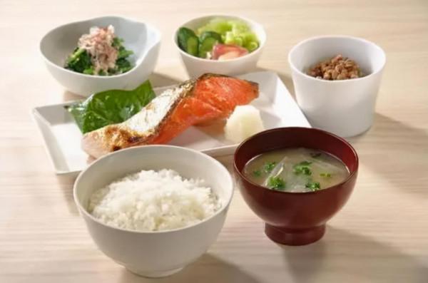 青島43歲女子，每天吃洋蔥降血脂，後來身體怎麼樣了？