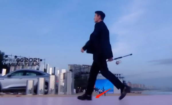 GQ沙灘紅毯來了!熱巴雀斑妝迷人,baby仙裙迎戰,關曉彤造型失策 GQ沙灘紅毯來了!熱巴雀斑妝迷人,baby仙裙迎戰,關曉彤造型失策