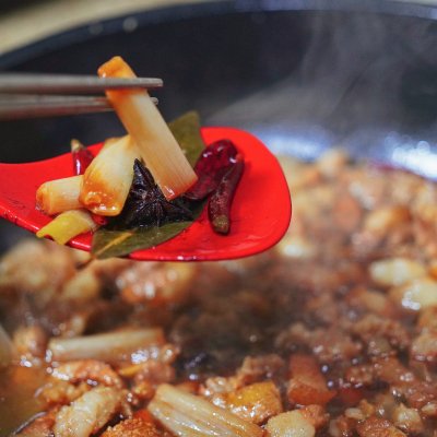 想吃五花肉怕膩怕胖。試試解饞不膩·農家竹筍乾椒香五花肉