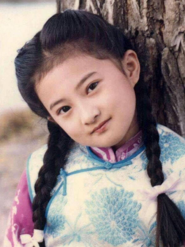 李玲玉與金銘都有娃娃臉，同穿禮服還手牽手，站一起看著挺像母女