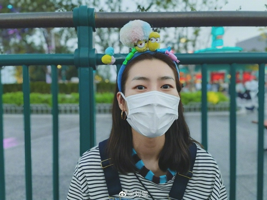 劉雯曬北京環球影城plog 穿揹帶褲青春減齡