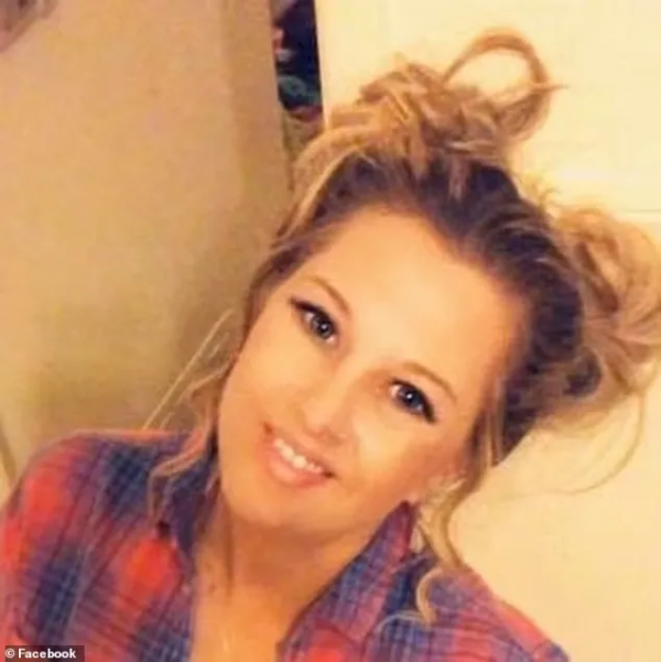 48歲媽媽盜用22歲女兒身份：上學、打工、戀愛、寄宿......