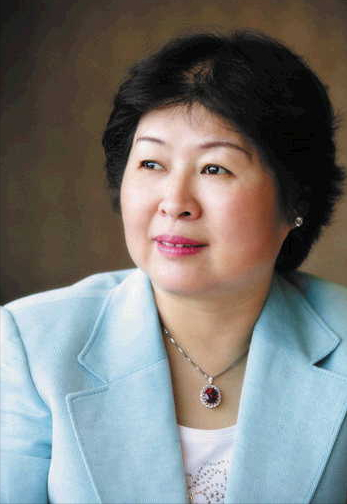 女首富張茵：靠收廢紙起家，更換國籍，曾向湖北、河南共捐5200萬