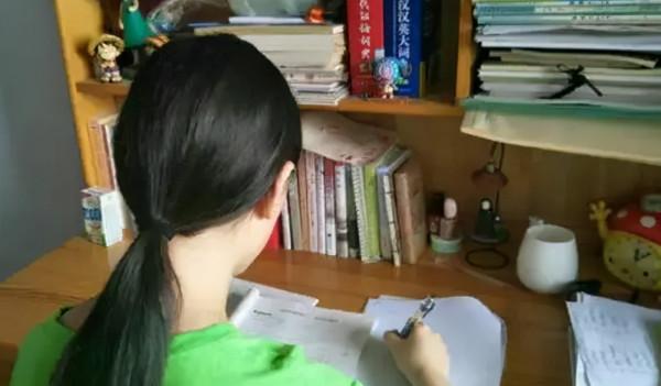 新式“體罰”在中小學盛行,老師不打不罵,學生只能默默承受 新式“體罰”在中小學盛行,老師不打不罵,學生只能默默承受