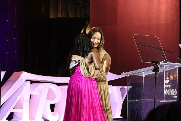 朱莉帶女兒閃耀紅毯!她塗大紅唇真驚豔,16歲非洲養女大額頭搶鏡 朱莉帶女兒閃耀紅毯!她塗大紅唇真驚豔,16歲非洲養女大額頭搶鏡