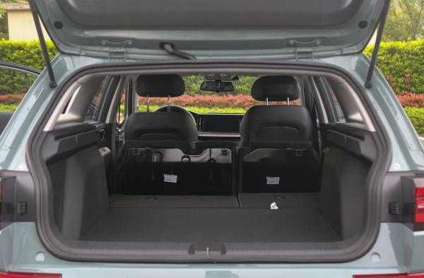 為何10萬買轎車前要先看瓦罐？用兩車對比，告訴你誰才是家用首選