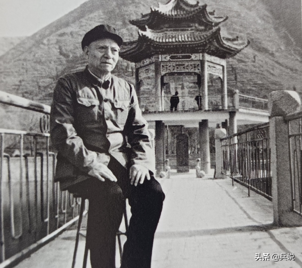 八路軍股長單槍匹馬，3槍誅殺叛徒，9個日軍一聽槍聲，飛奔逃命