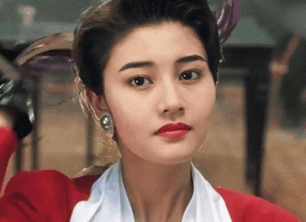 李嘉欣在ICU搶救兩天，上月露面還好好的，為何如今差點成植物人