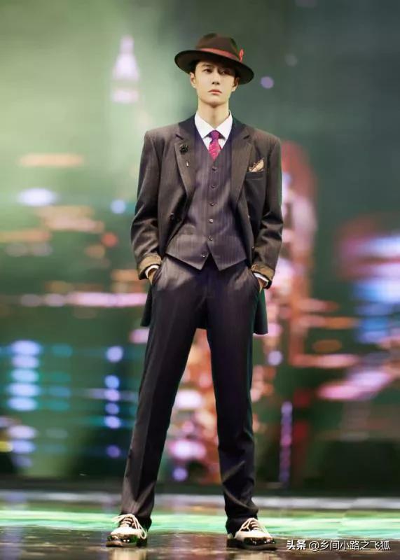 王一博《街舞》決賽秀舞技 穿復古西裝戴小禮帽更添韻味 王一博《街舞》決賽秀舞技 穿復古西裝戴小禮帽更添韻味
