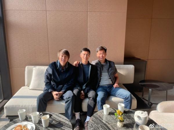 下課後首度露面！區楚良曬與李鐵、李霄鵬合照：老友相聚