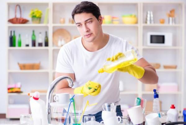 面對43歲男保姆大膽求愛，65歲大媽：我年紀大了但不糊塗，你走吧