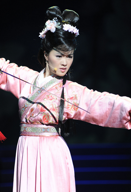 軍旅歌唱家雷佳：連登春晚舞臺12次，身家上億，丈夫身份不一般