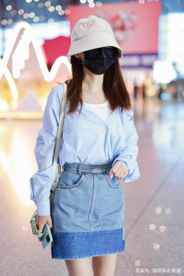 李沁挺會趕時髦,穿的半身裙像是嫌短,又拼上一截看著好個性 李沁挺會趕時髦,穿的半身裙像是嫌短,又拼上一截看著好個性