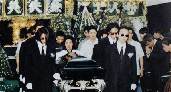 1993年黃家駒去世，在靈堂上痛哭的前女友林楚麒，為何遭到驅趕？