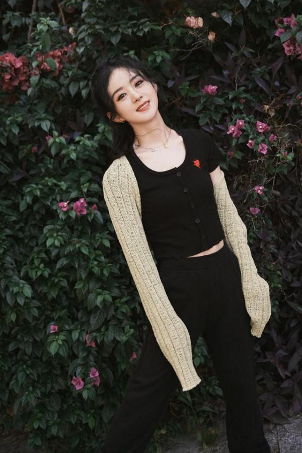 趙麗穎和張碧晨同框比美，倆當媽的人一個比一個會穿，都挺顯嫩的