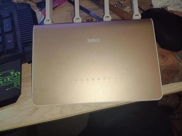 360P4G路由器拆機，看看是不是漏油導致WiFi訊號能連線卻沒流量