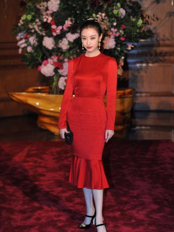 透視裙、漁網襪、花裙子，穿土味單品的女明星，照樣一個比一個美