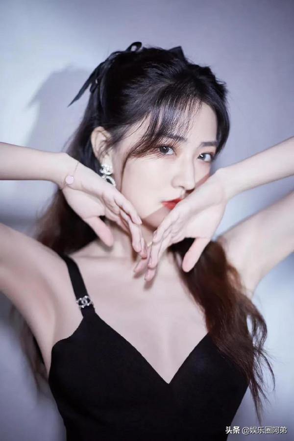 徐璐清純的外表和麵帶微笑的親和力深受大家喜歡