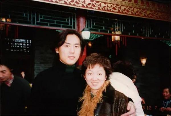 入戲太深以賈寶玉自詡，苦追陳曉旭被拒，32歲酗酒暴病離開人世