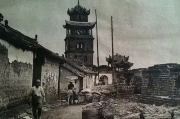 老人去部隊看兒子,被哨兵攔下不讓進,他說:叫你們師長跑步過來 老人去部隊看兒子,被哨兵攔下不讓進,他說:叫你們師長跑步過來