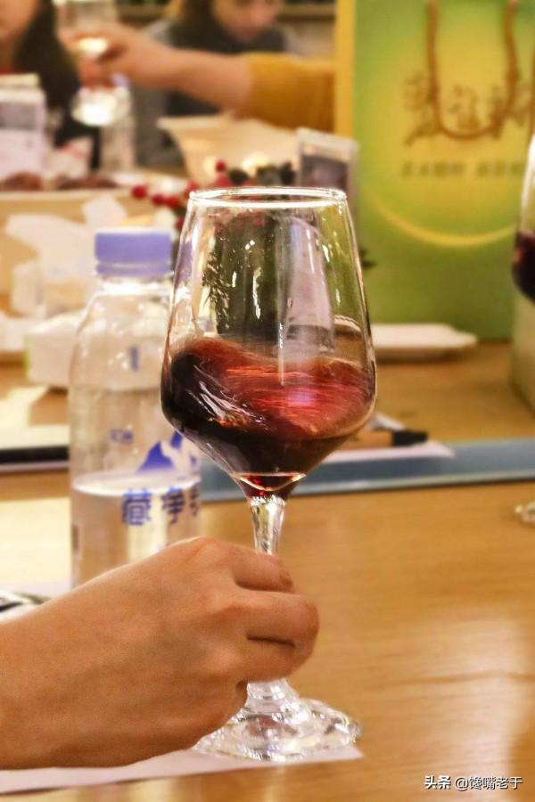 喝紅酒時,為什麼要先“搖一搖”酒杯?看完真是漲見識啊 喝紅酒時,為什麼要先“搖一搖”酒杯?看完真是漲見識啊