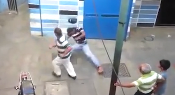 老拳手被老流氓猛扇耳光！忍無可忍以一打二全部KO