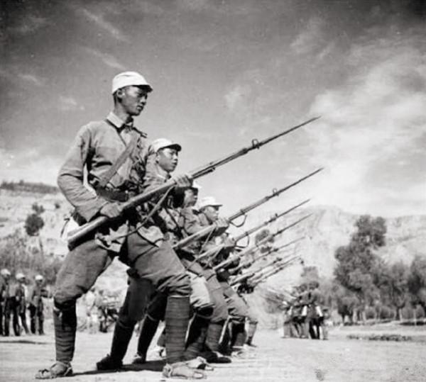 司令員視察部隊供應站，往秤上一站顯示140斤，大怒：撤掉站長