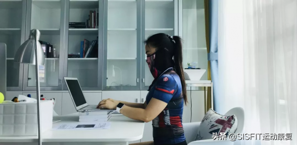 如何透過有效訓練消除圓肩和駝背