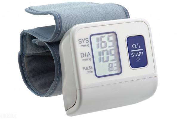 腕式血壓計能不能用？水銀計更準嗎？掌握5點技巧，輕鬆量血壓