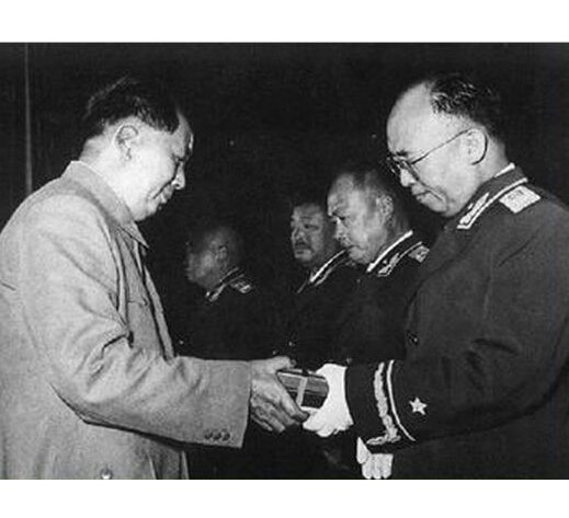 1955年毛主席堅決不當大元帥，也不肯穿特製軍裝，周總理勸也沒用