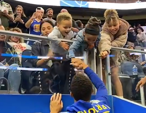 輕鬆打卡下班，庫裡賽後和兒女們溫馨互動！幸福一家令人羨慕