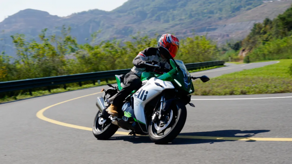 對新手很友好並不意味著平庸—貝納利龍捲風252R評測