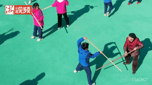 88歲姥姥帥氣背後傳球，網友：這是高手