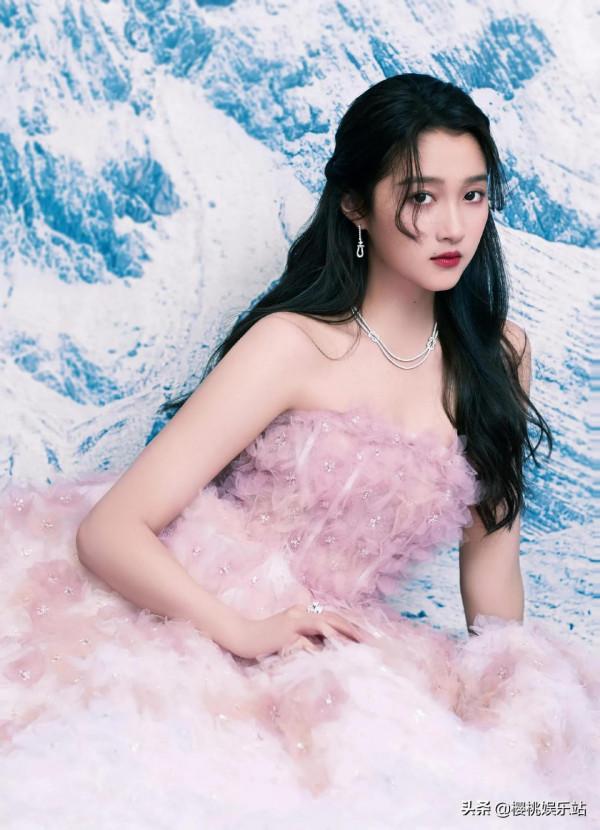 關曉彤驚豔美圖，國民閨女長大了，大長腿吸睛