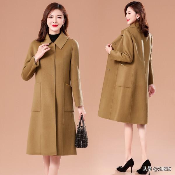 這幾款時髦顯瘦的雙面呢羊毛大衣，40-50歲的媽媽穿上高貴優雅