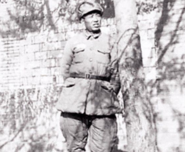 兒子撒謊說去當鐵匠，當兵20多年成司令，回家母親給了他一巴掌